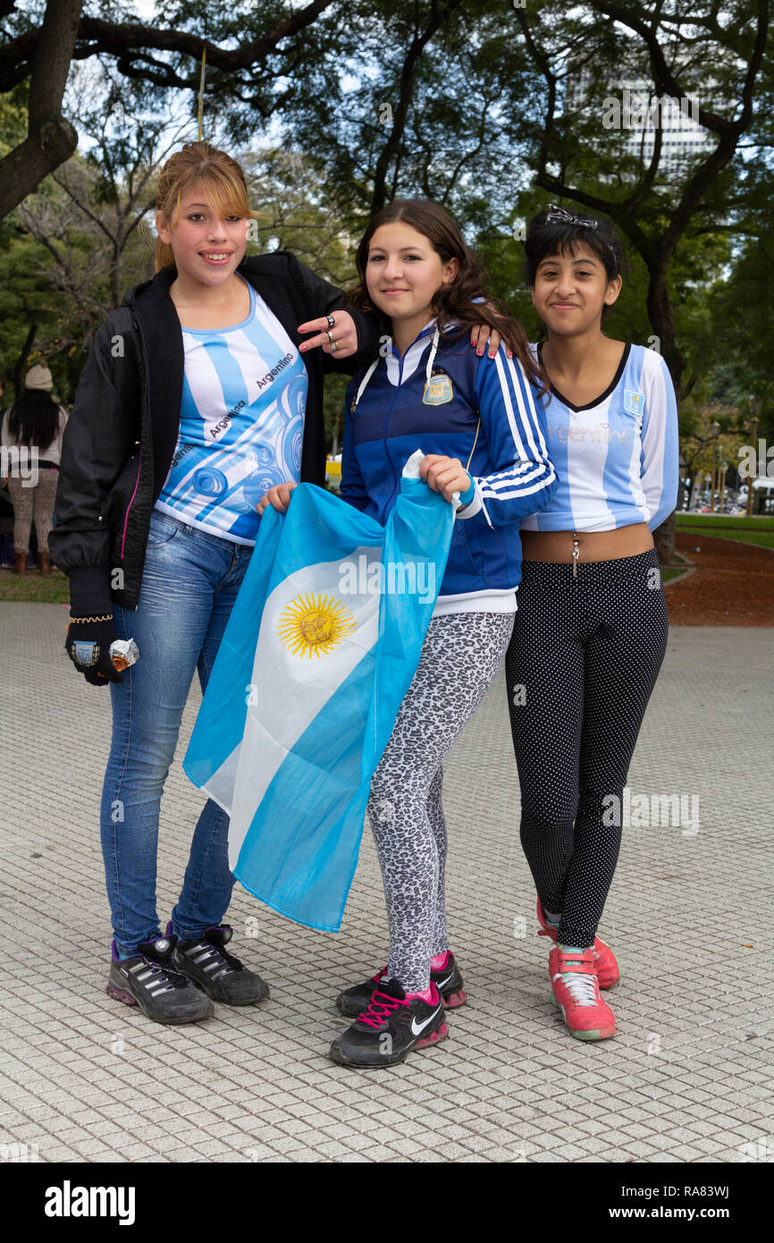 L'état de Buenos Aires/Argentine 25/06/2014. Trois femelles Argentine  Équipe de soccer fans posant avec un drapeau de l'argentine durant la coupe  du monde de football 2014 Argentin Photo Stock - Alamy
