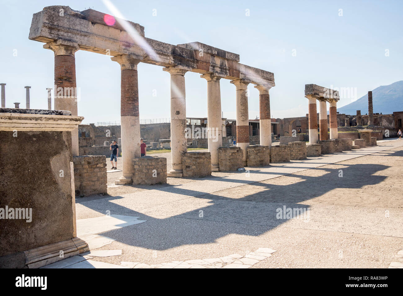 Place principale, Forum Romain, Colonnade, Pompéi, la Campanie Italie, Pompéi ruines romaines site UNESCO concept histoire, l'archéologie, de l'Europe, l'éblouissement du soleil top sites Banque D'Images