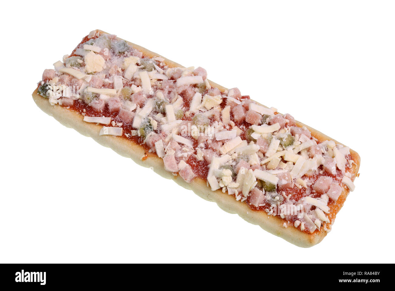 La production de masse gelée petit carré pizza avec champignons, de salami, de jambon et de mozzarella. Isolé sur un plan macro studio blanc Banque D'Images