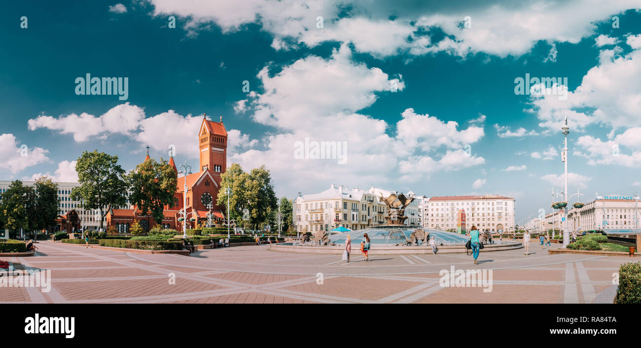 Minsk, Belarus. Les gens autour de la célèbre église catholique romaine des Saints Simon et Helena ou Eglise rouge en été Journée ensoleillée sous le ciel bleu. Banque D'Images