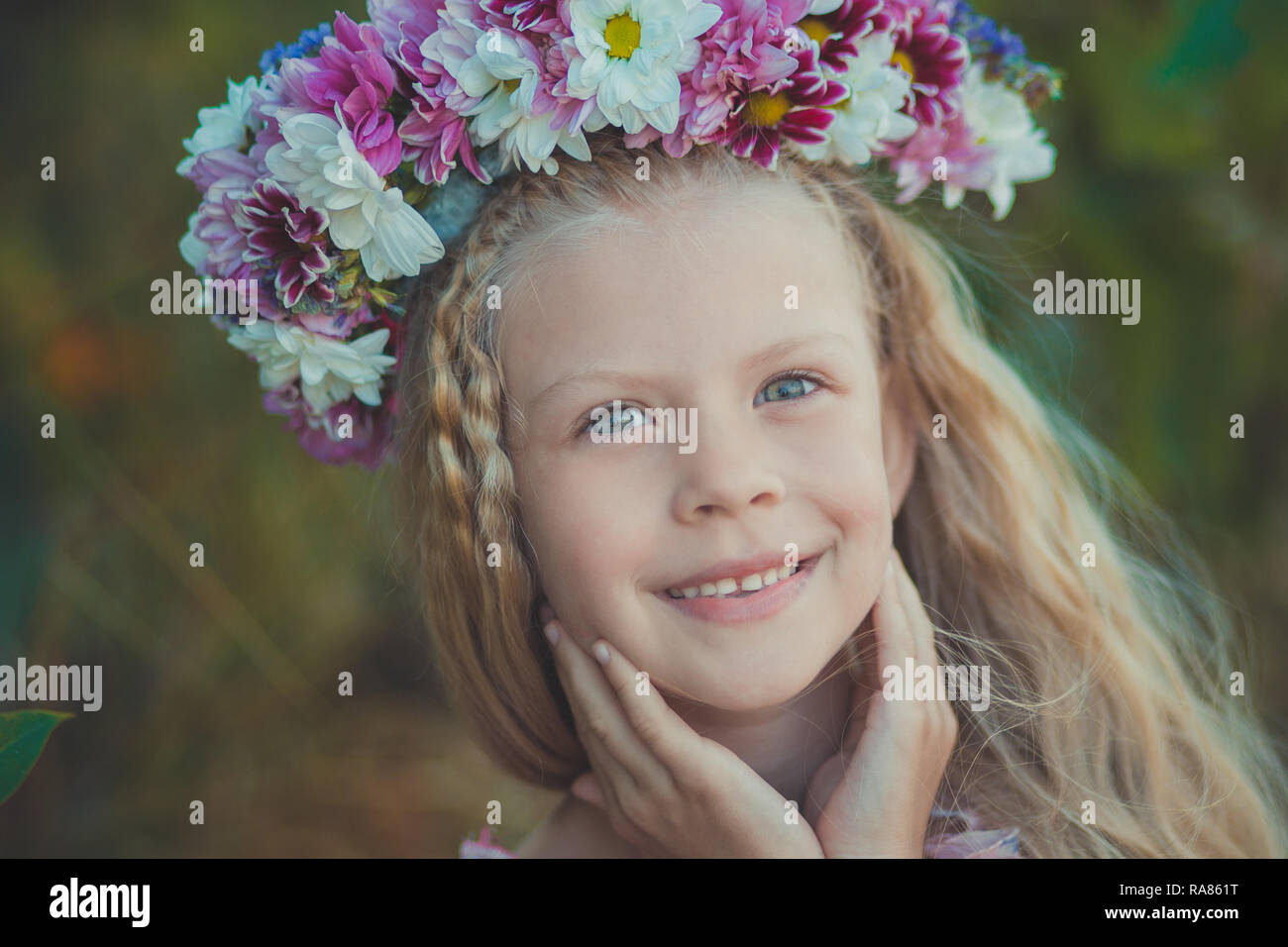 Jolie Fille Blonde Aux Yeux Bleus Portant Des Fleurs Sauvages Portrait Proche Couronne Au Dessus De La Tete En Souriant Et A La Camera Avec Des Yeux Plein D Amour De La Joie Jolie Fille Blonde Aux Yeux Bleus Portant Des Fleurs Sauvages Portrait Proche Couronne Au Dessus De La Tete En Souriant Et A La Camera Avec Des Yeux Plein D Amour De La Joie