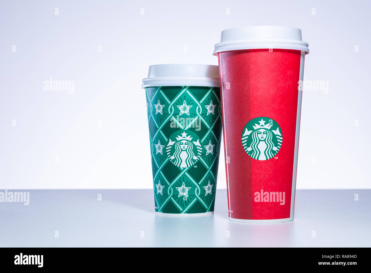 CHIANG MAI, THAÏLANDE - 31 décembre 2018 - Starbucks prendre Accueil Maison de tasses dans diverses conceptions alignés sur le tableau blanc contre un fond blanc en Chian Banque D'Images