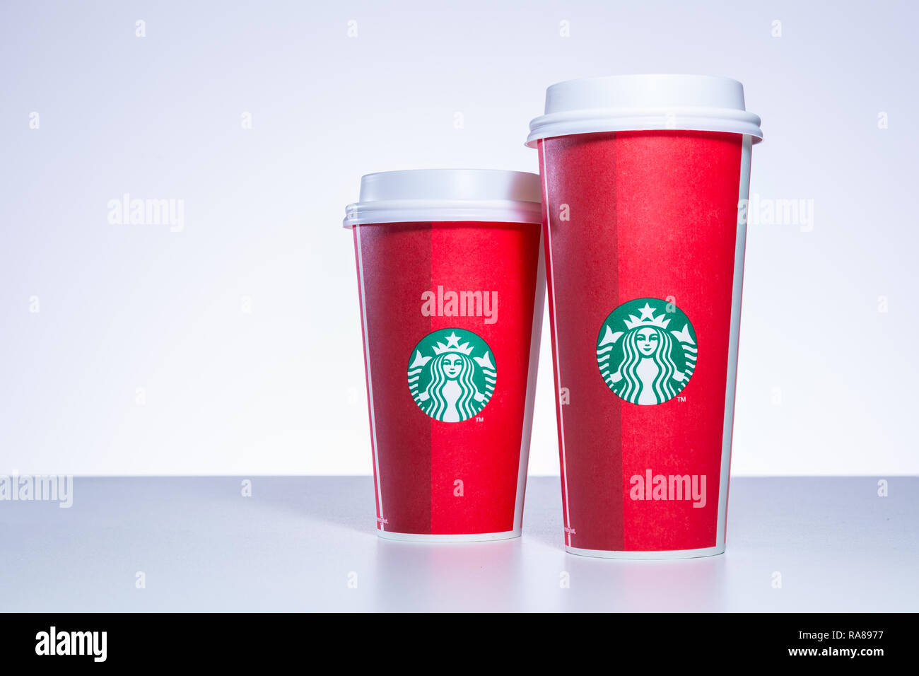 CHIANG MAI, THAÏLANDE - 31 décembre 2018 - Starbucks prendre Accueil Maison de tasses dans diverses conceptions alignés sur le tableau blanc contre un fond blanc en Chian Banque D'Images