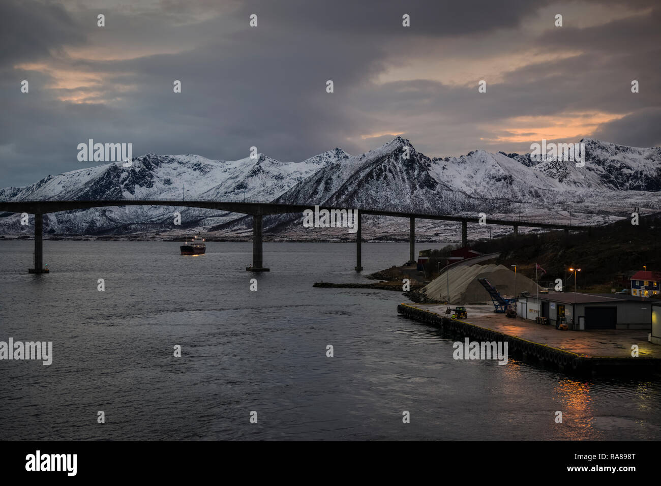 Pont à Risøyhamn Andøy, îles Lofoten, Norvège. Banque D'Images