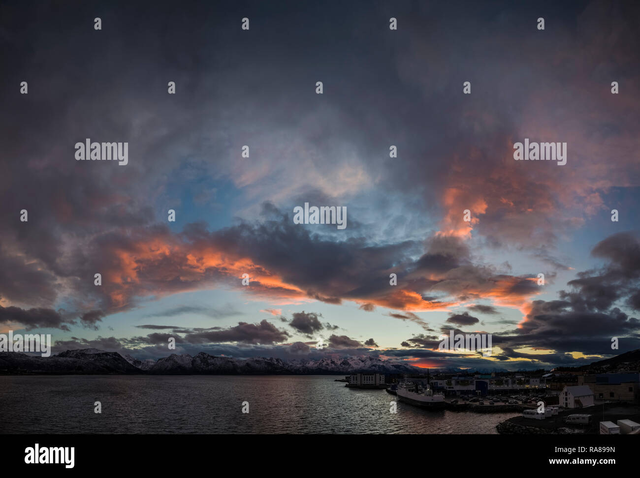 Coucher du soleil d'hiver à Sortland, îles Lofoten, Norvège. Banque D'Images