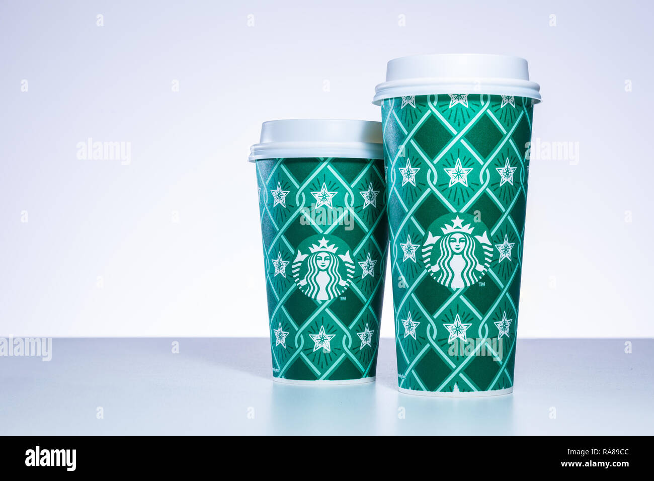 CHIANG MAI, THAÏLANDE - 31 décembre 2018 - Starbucks prendre Accueil Maison de tasses dans diverses conceptions alignés sur le tableau blanc contre un fond blanc en Chian Banque D'Images