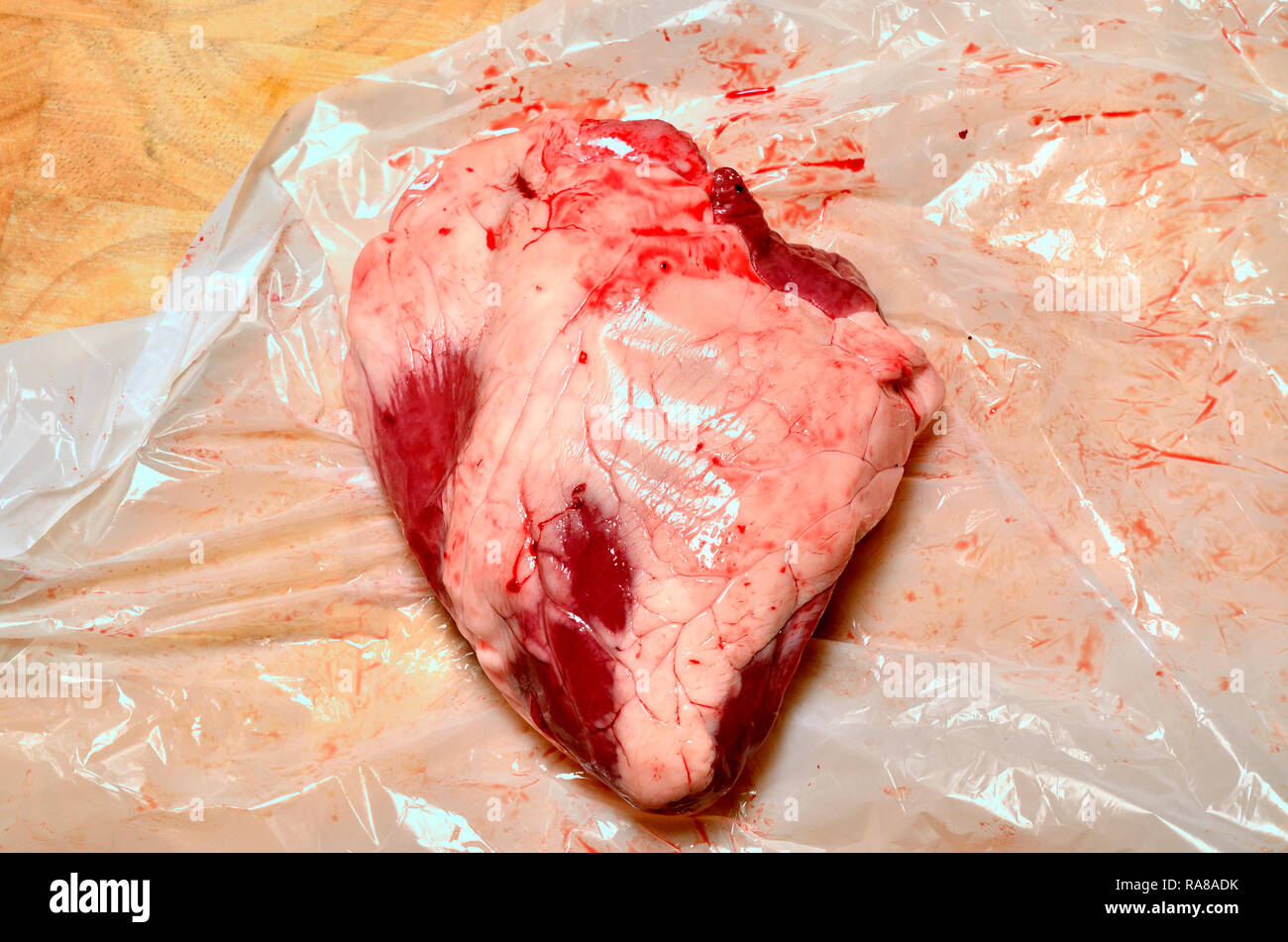 Le coeur d'agneau acheté dans un supermarché. Banque D'Images