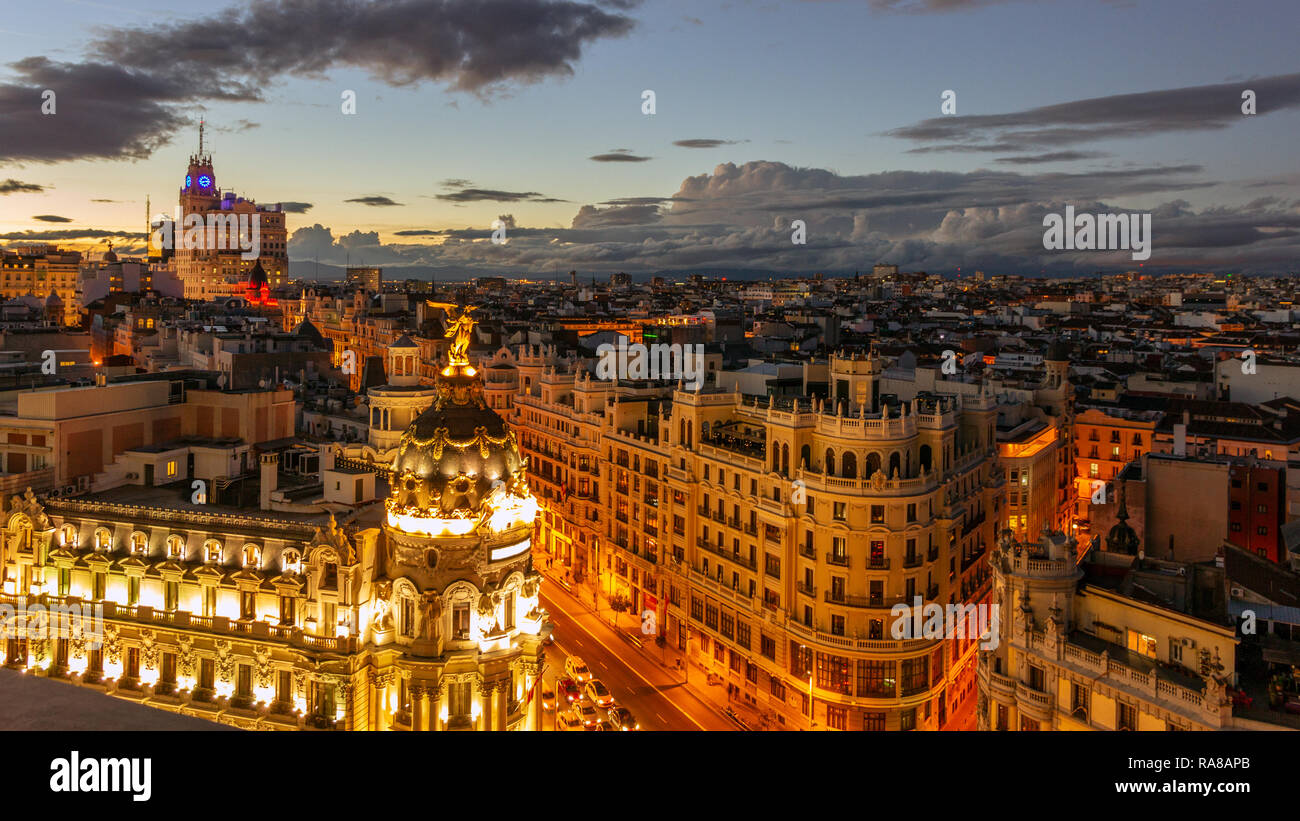 Vue panoramique vue aérienne de Gran Via, principale rue commerçante de Madrid, Espagne. Banque D'Images