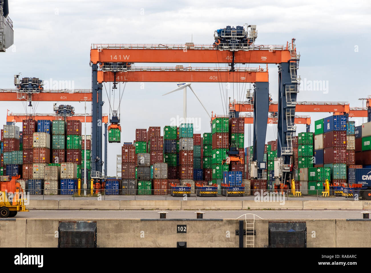 ROTTERDAM - Aug 23, 2017 : Sea Containers empilés dans le port de Rotterdam. Banque D'Images