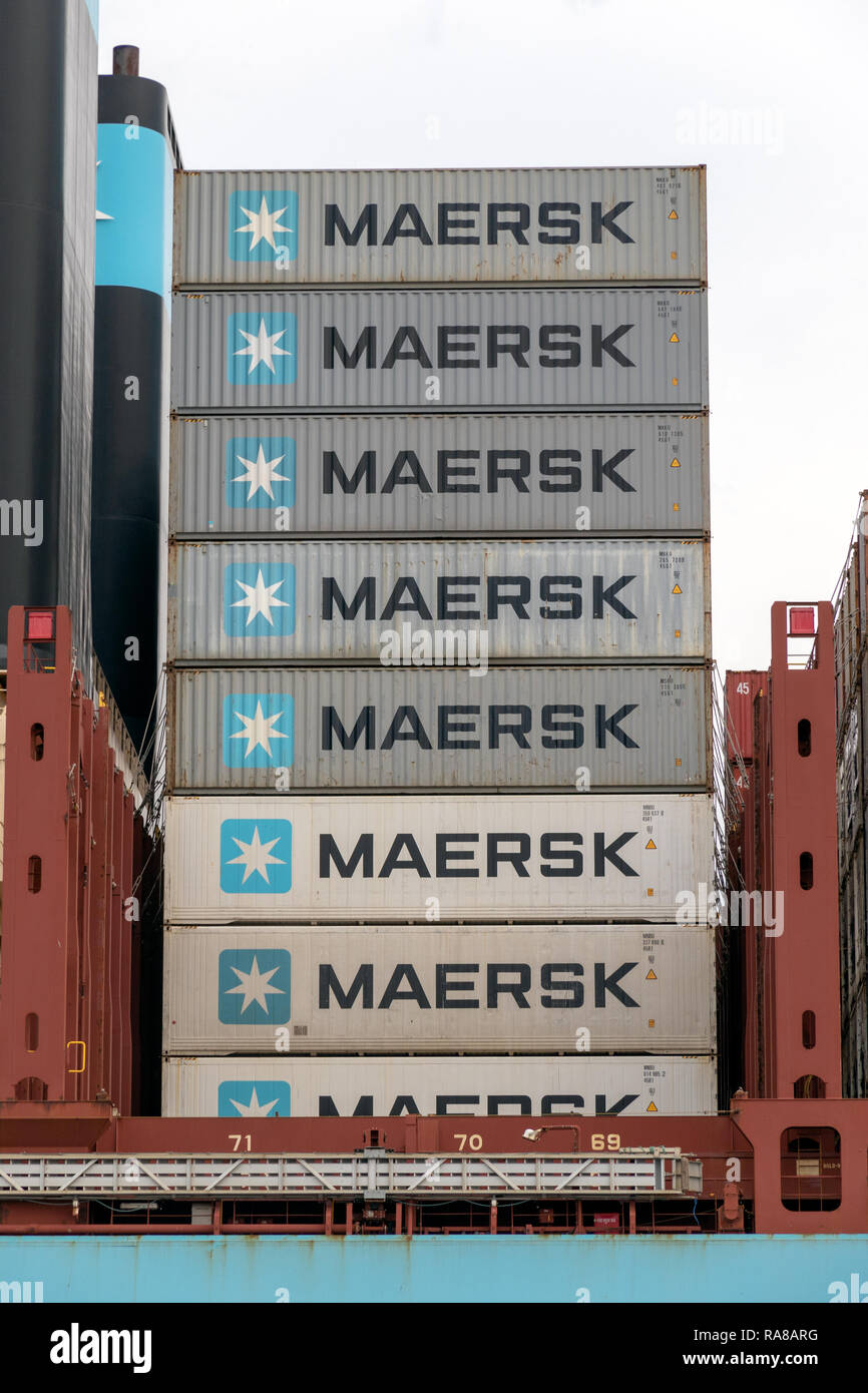 ROTTERDAM - Aug 23, 2017 : Maersk container ship amarré dans le Maasvlakte 2 dans le port de Rotterdam. Banque D'Images ROTTERDAM - Aug 23, 2017 : Maersk container ship amarré dans le Maasvlakte 2 dans le port de Rotterdam. Banque D'Images