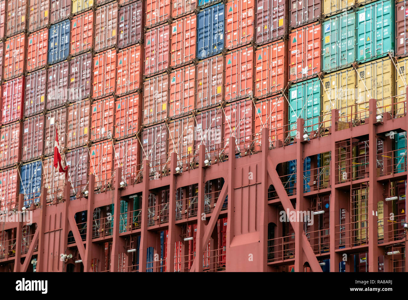 ROTTERDAM - Aug 23, 2017 : Maersk container ship amarré dans le Maasvlakte 2 dans le port de Rotterdam. Banque D'Images ROTTERDAM - Aug 23, 2017 : Maersk container ship amarré dans le Maasvlakte 2 dans le port de Rotterdam. Banque D'Images