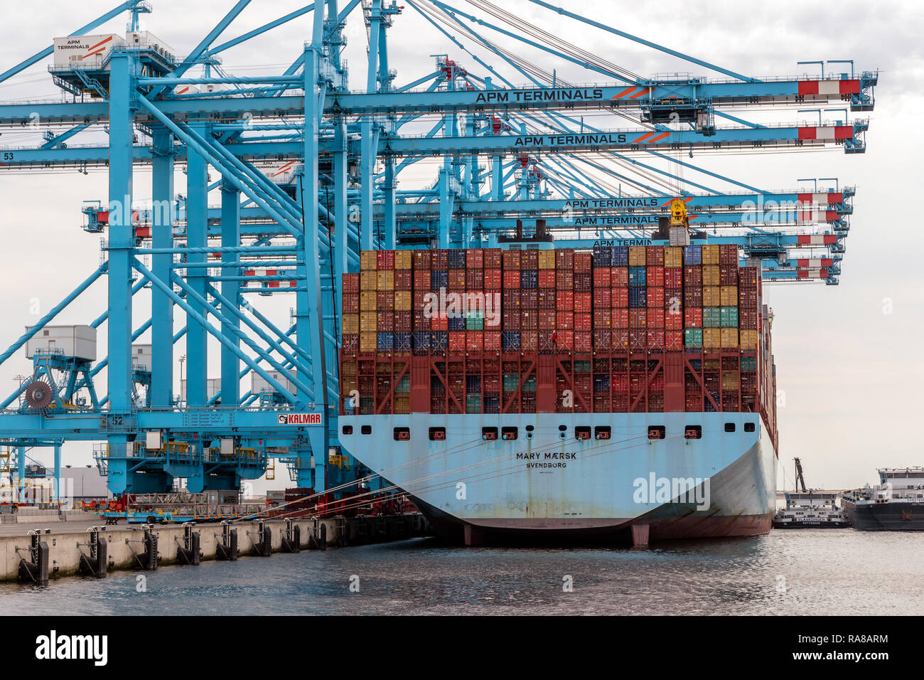 ROTTERDAM - Aug 23, 2017 : Maersk container ship amarré dans le Maasvlakte 2 dans le port de Rotterdam. Banque D'Images ROTTERDAM - Aug 23, 2017 : Maersk container ship amarré dans le Maasvlakte 2 dans le port de Rotterdam. Banque D'Images