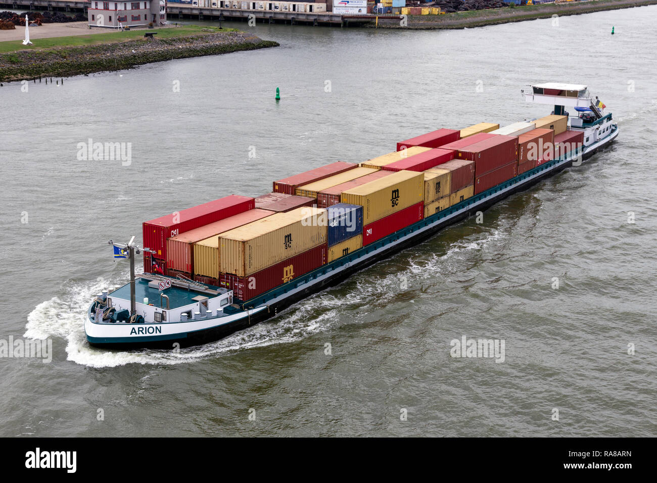 ROTTERDAM, Pays-Bas - SEP 9, 2018 : Barge des conteneurs d'expédition sur la Meuse, dans le port de Rotterdam Banque D'Images ROTTERDAM, Pays-Bas - SEP 9, 2018 : Barge des conteneurs d'expédition sur la Meuse, dans le port de Rotterdam Banque D'Images