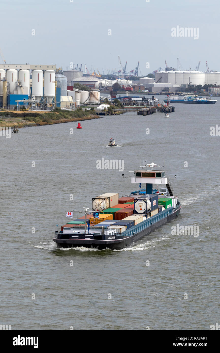 ROTTERDAM, Pays-Bas - SEP 9, 2018 : Barge des conteneurs d'expédition sur la Meuse, dans le port de Rotterdam Banque D'Images ROTTERDAM, Pays-Bas - SEP 9, 2018 : Barge des conteneurs d'expédition sur la Meuse, dans le port de Rotterdam Banque D'Images