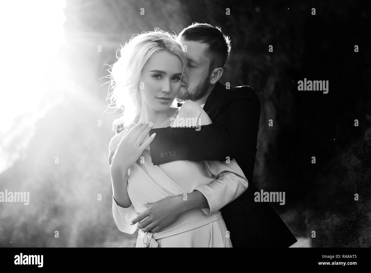 Couple In Love Se Trouve Dans La Projection D Eau Contre Le Coucher Du Soleil Un Homme Epouse Une Femme Dans Une Belle Robe L Amour Dans Les Yeux Photo Stock Alamy