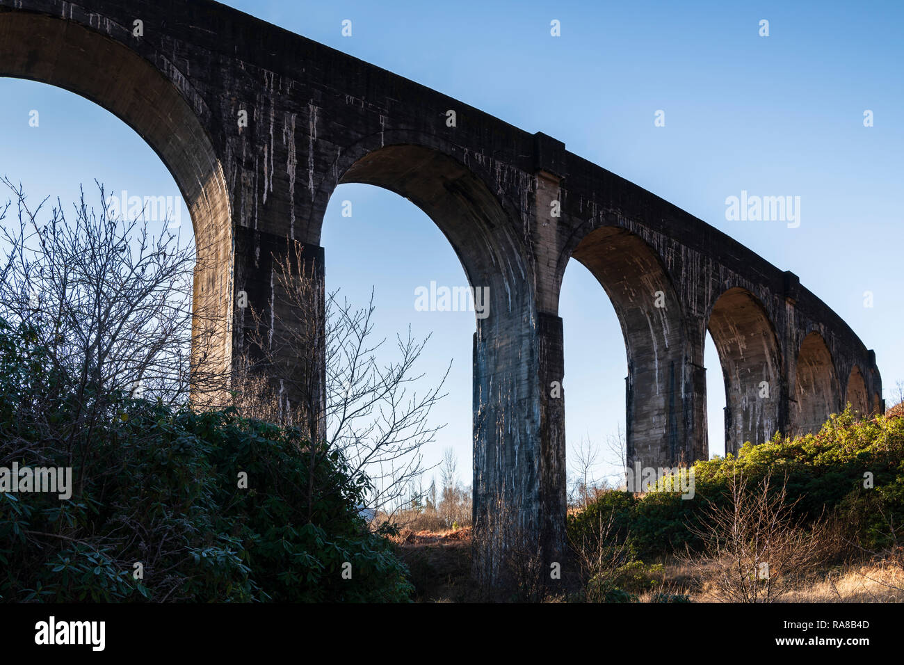 Une vue sur le viaduc de Glenfinnan, Ecosse, prise à une perspective basse de derrière les arches. 24 Décembre 2018 Banque D'Images