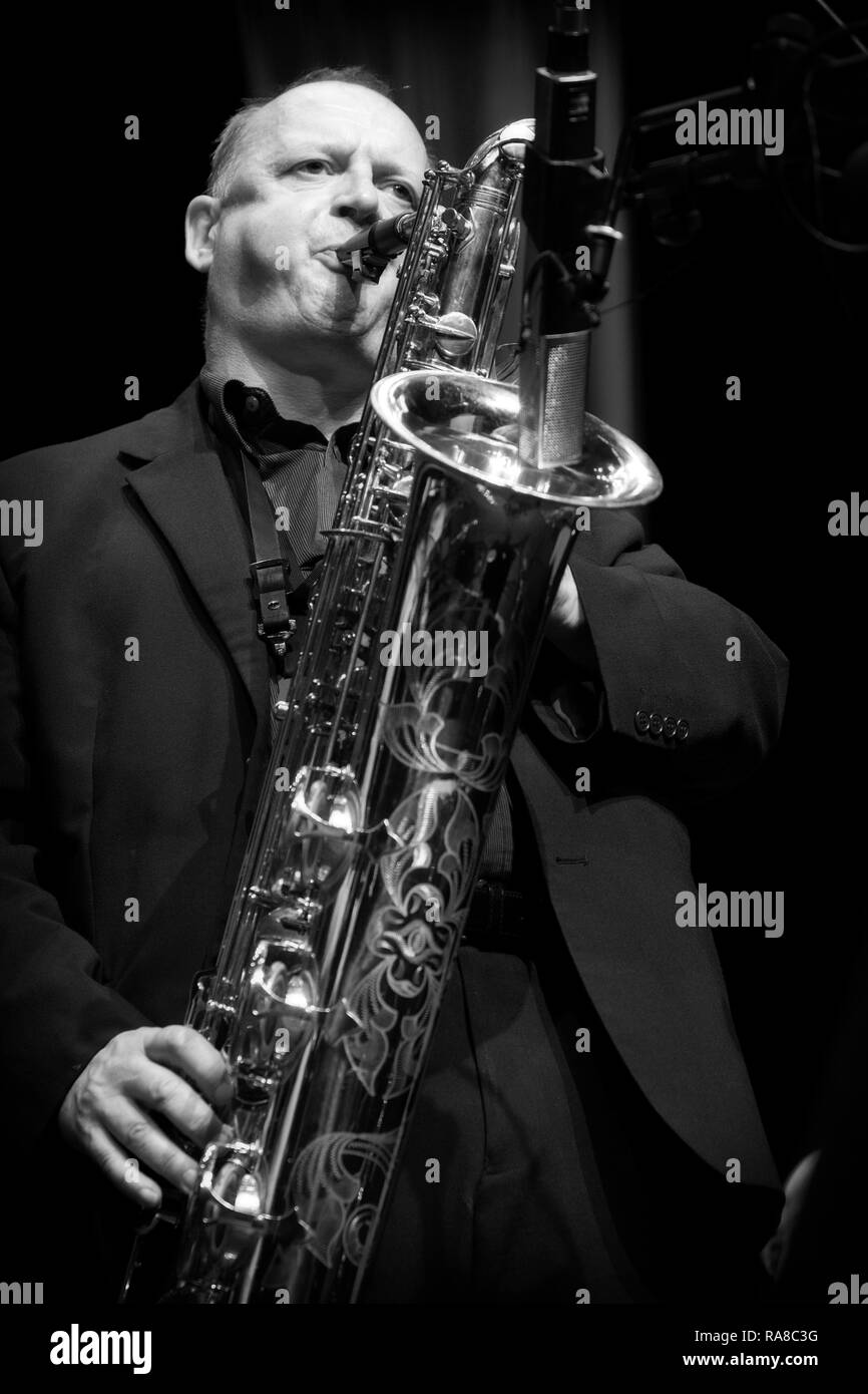 Alan Barnes sur solo saxophone baryton sur Le plus petit dénominateur commun, Scarborough Jazz Festival 2017 Banque D'Images