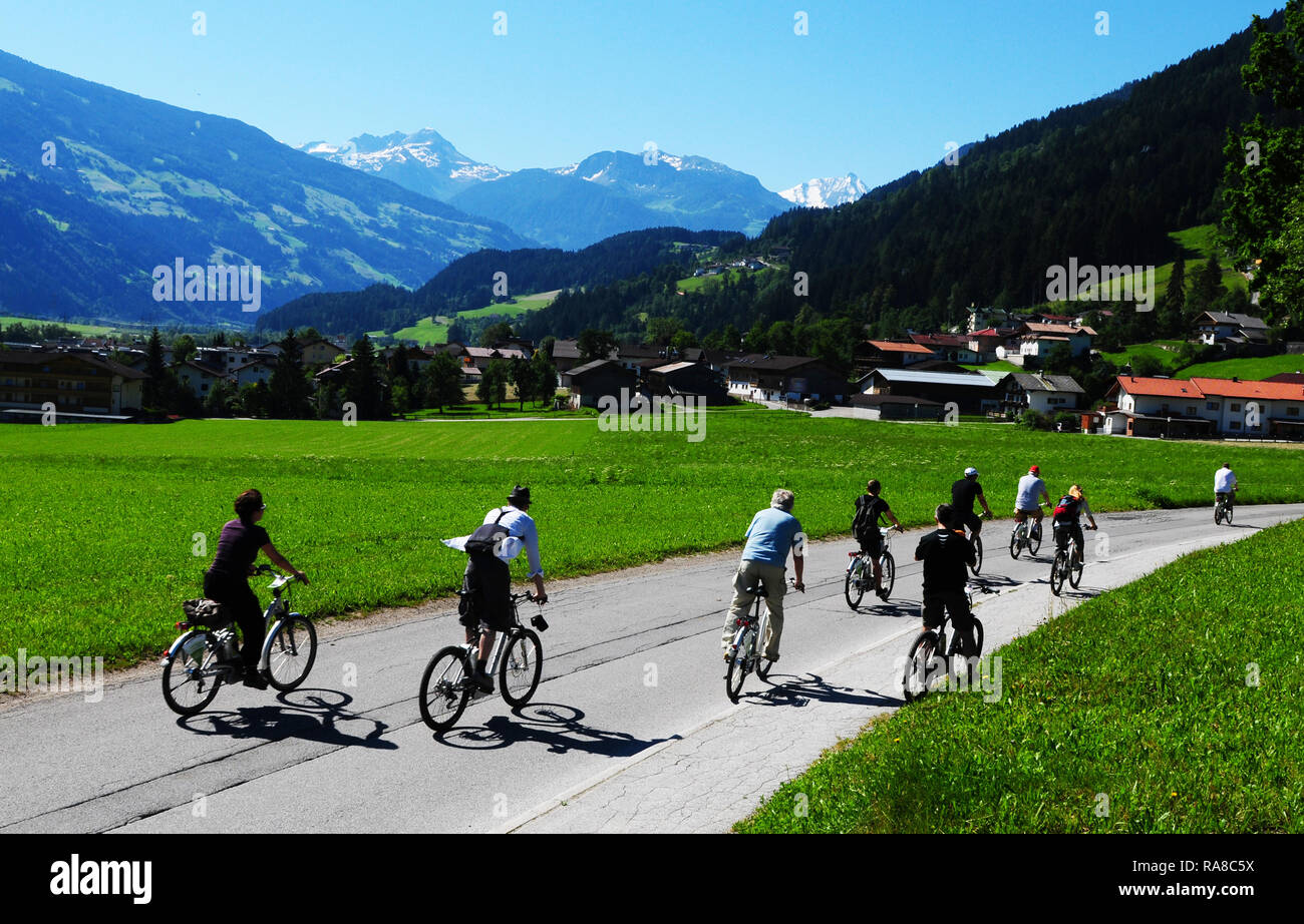 Autriche : E-Bike excursion dans la vallée du Zillertal Banque D'Images