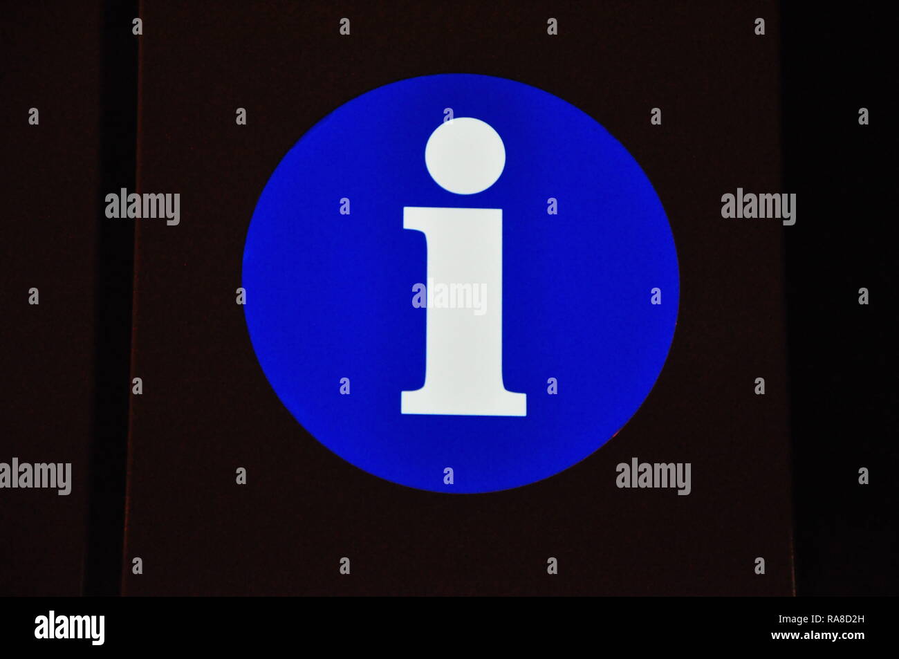 Un logo bleu avec un i au milieu, symbole de l'information. Banque D'Images