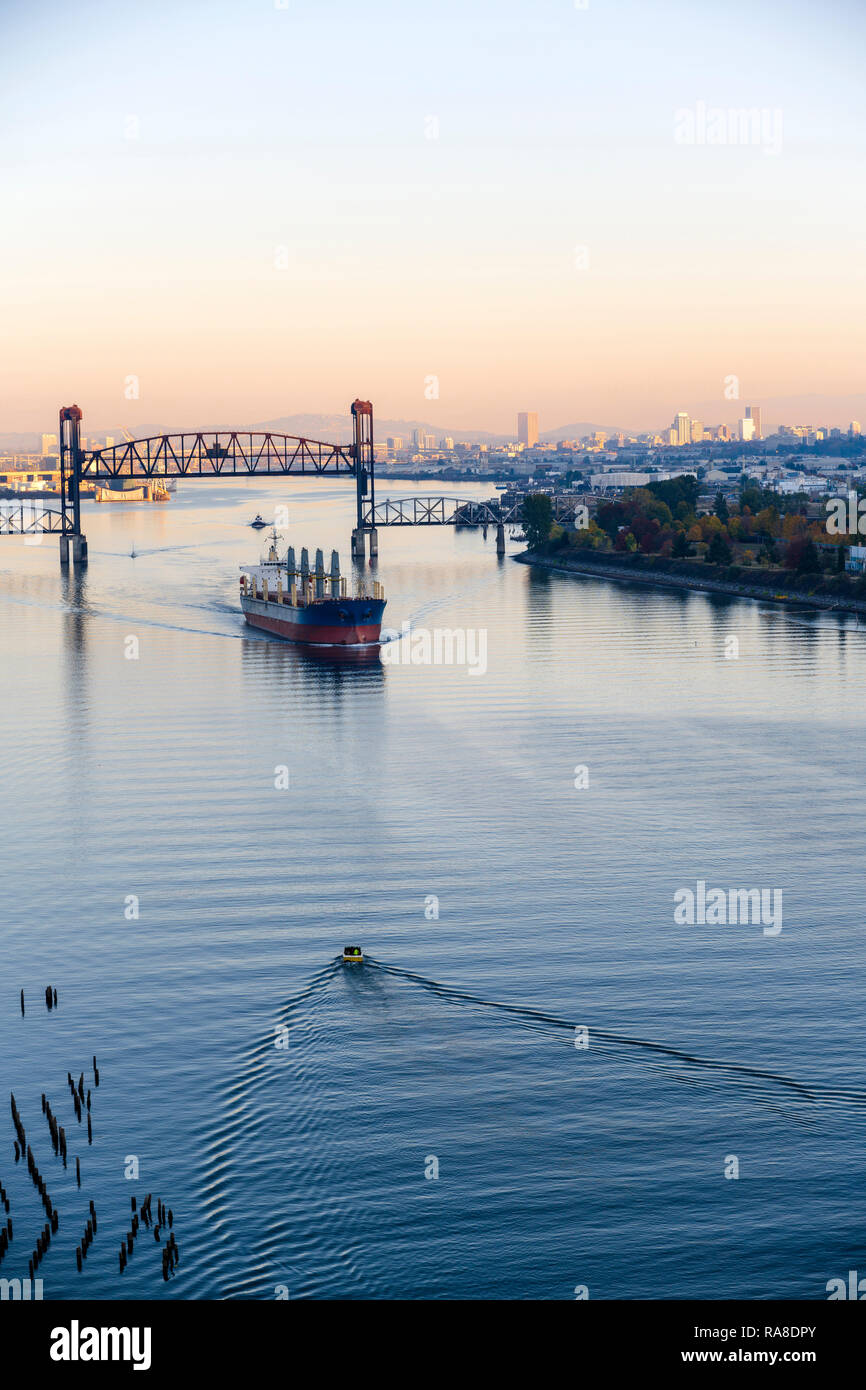 Grande Mer de plusieurs tonnes transport cargo chargé à sec avec du fret commercial se déplace sous un pont-levis le long de la rivière Willamette dans le background Banque D'Images