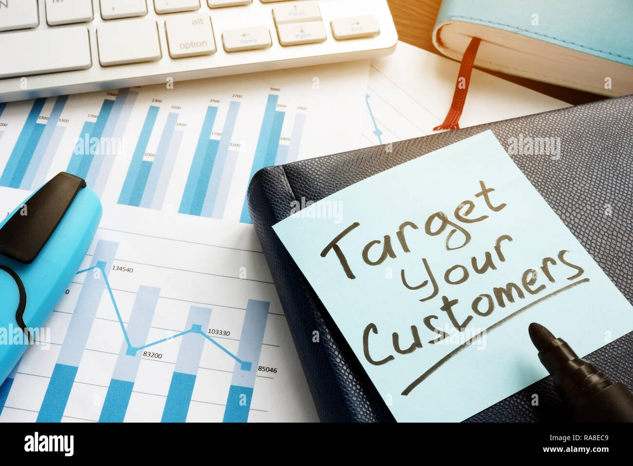 Vos clients cible écrit sur une note de stick. Banque D'Images