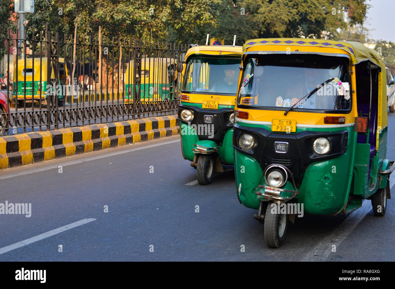 Deux courses auto-pousse à Connaught Place, Delhi, Inde Banque D'Images
