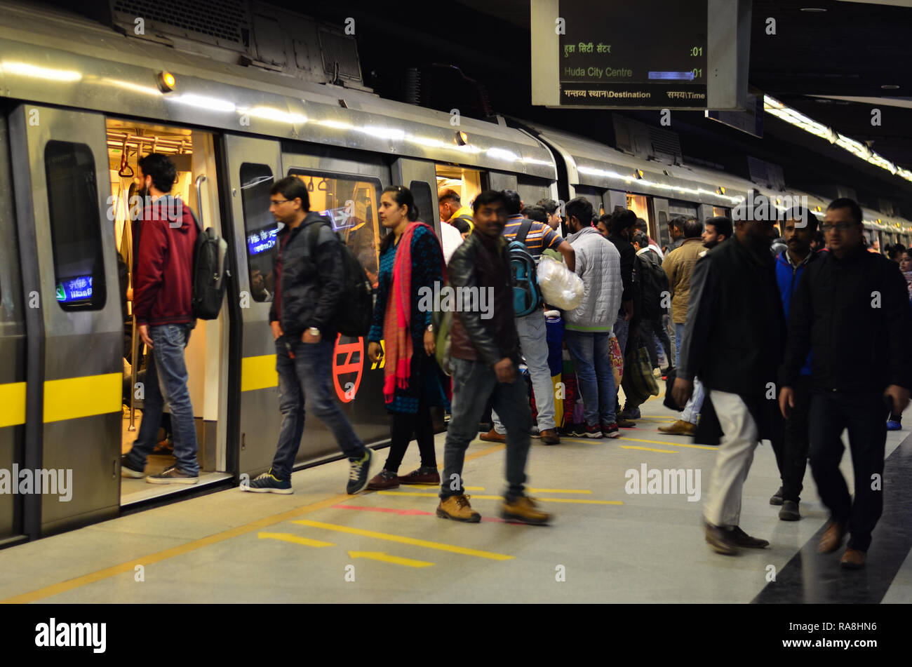 Delhi, Inde, 2019. Les gens de descendre à la station de métro Delhi occupé. Le métro est le transport moderne pour les personnes à Jaipur, Lucknow, Kolkata Banque D'Images