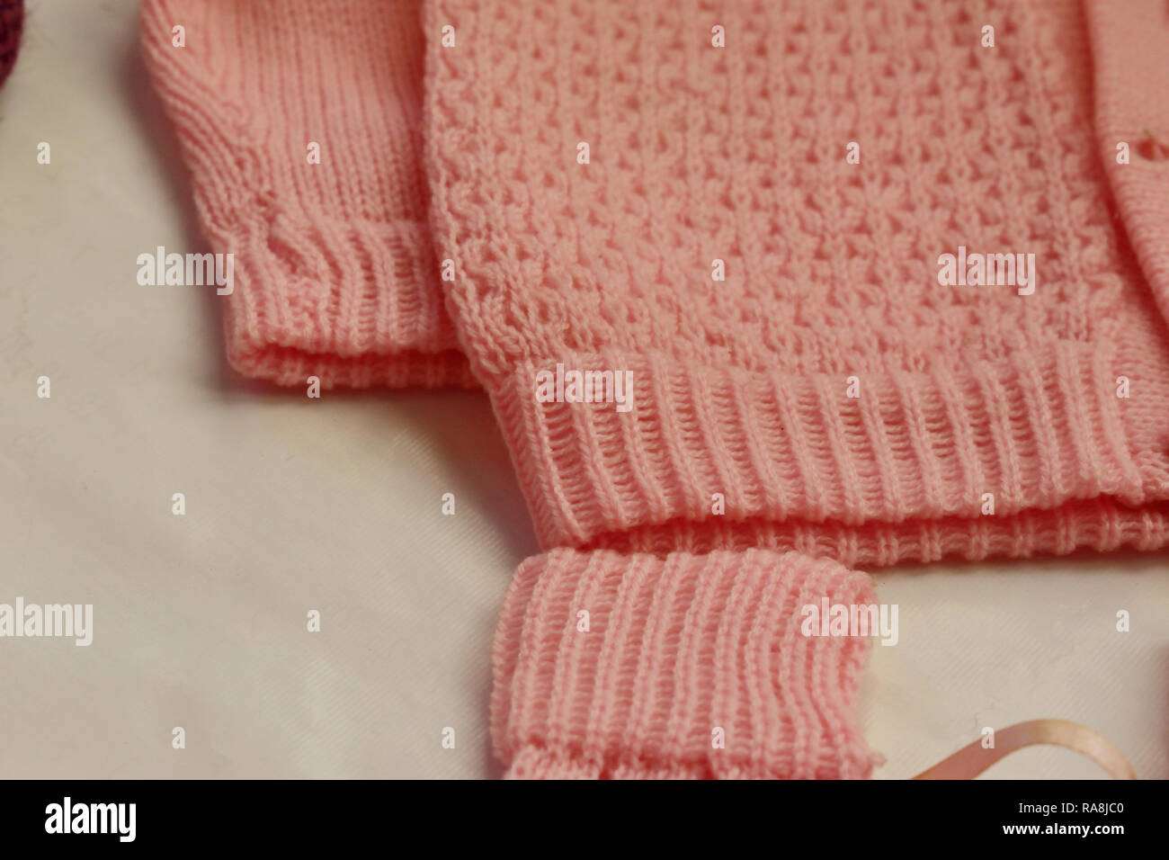 Belle Robe Bebe En Laine Tricot Rose Avec Des Chaussettes Photo Stock Alamy