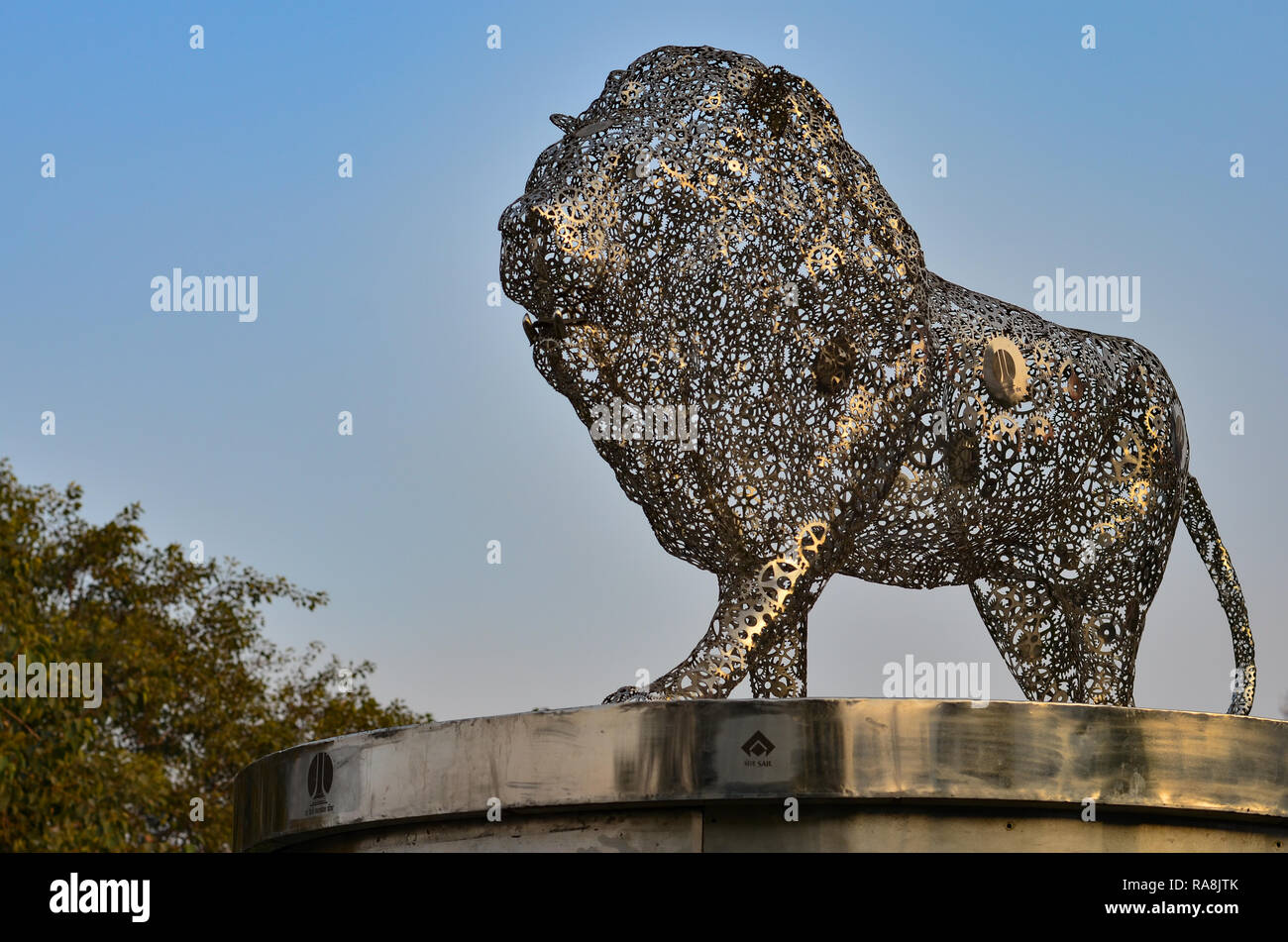 Symbole de faire mouvement en Inde, le Lion fait d'acier à Connaught Place. Circulation d'encourager les sociétés à fabriquer leurs produits en Inde Banque D'Images