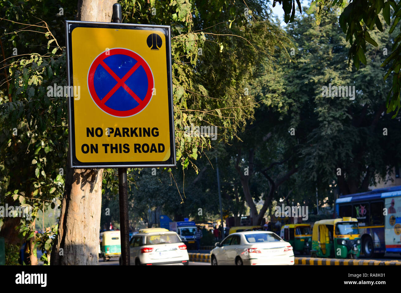 Les plaques de rue sont nécessaires comme ils faire connaître aux gens ce qu'il faut faire sur les routes. Voici une photo d'un "pas de parking sur cette route' street sign in Delhi Banque D'Images