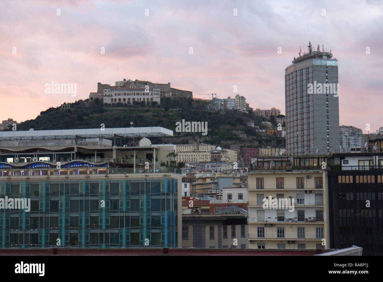 Ville de Naples - Abbaye de San Martino et le château Sant'Elmo de Place Municipio Banque D'Images