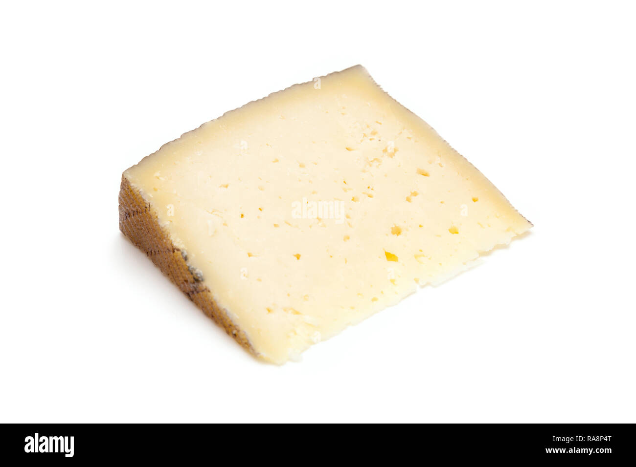 Fromage Manchego espagnol fabriqué à partir du lait de brebis qu'il a une texture crémeuse et ferme, isolated on a white background studio. Banque D'Images