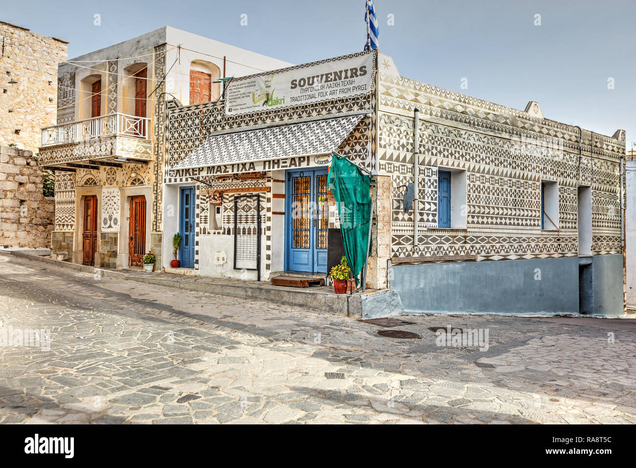 Maisons traditionnelles décorées de motifs géométriques le célèbre zéro dans le village médiéval de mastic de Pyrgi sur l'île de Chios, Grèce Banque D'Images