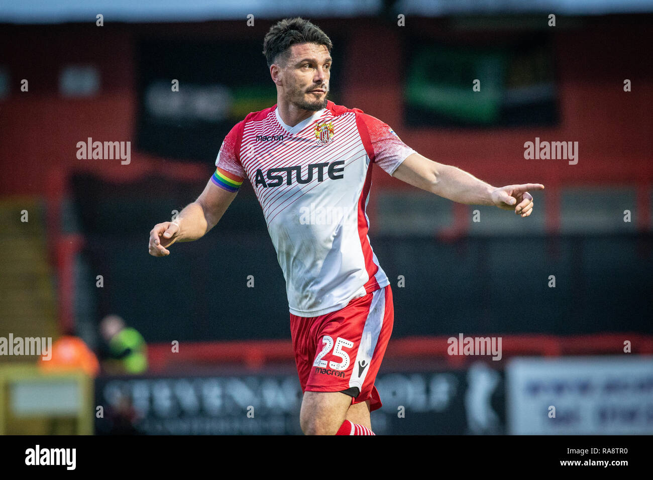 Ronnie Henry jouant en tant que capitaine pour Stevenage Football Club et le port de couleur arc-en-ciel bandeau de capitaine à l'appui du football pour tous, campagne Banque D'Images