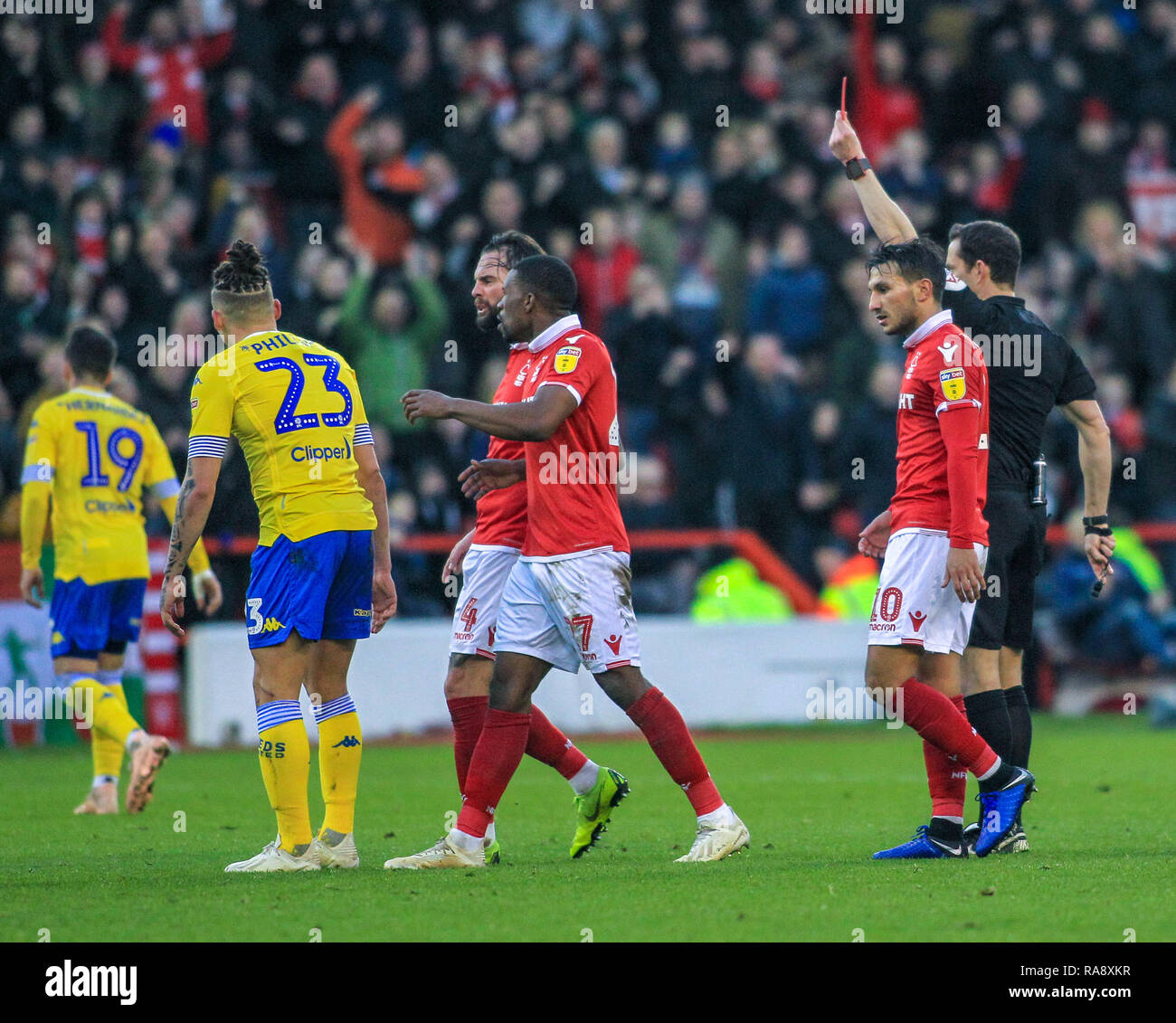 1er janvier 2019, la masse de la ville, Nottingham, Angleterre ; Sky Bet Championship, Nottingham Forest contre Leeds ; Kalvin Phillips (23) de Leeds Utd voit rouge Crédit : Craig Milner/News Images images Ligue de football anglais sont soumis à licence DataCo Banque D'Images