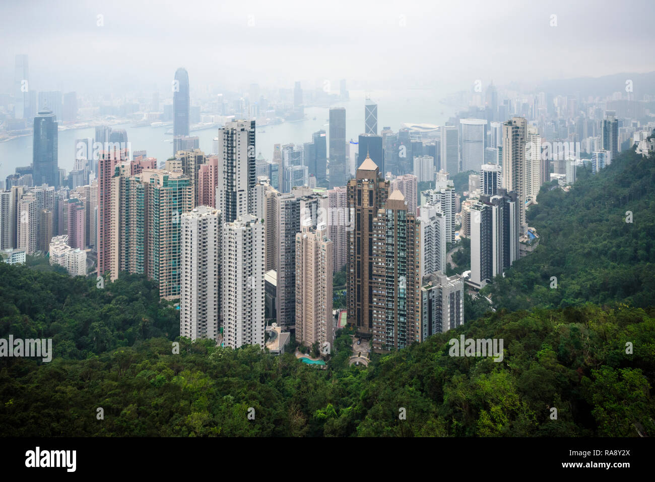 Vue restreinte de Hong Kong en raison de la brume de la pollution de l'air Banque D'Images