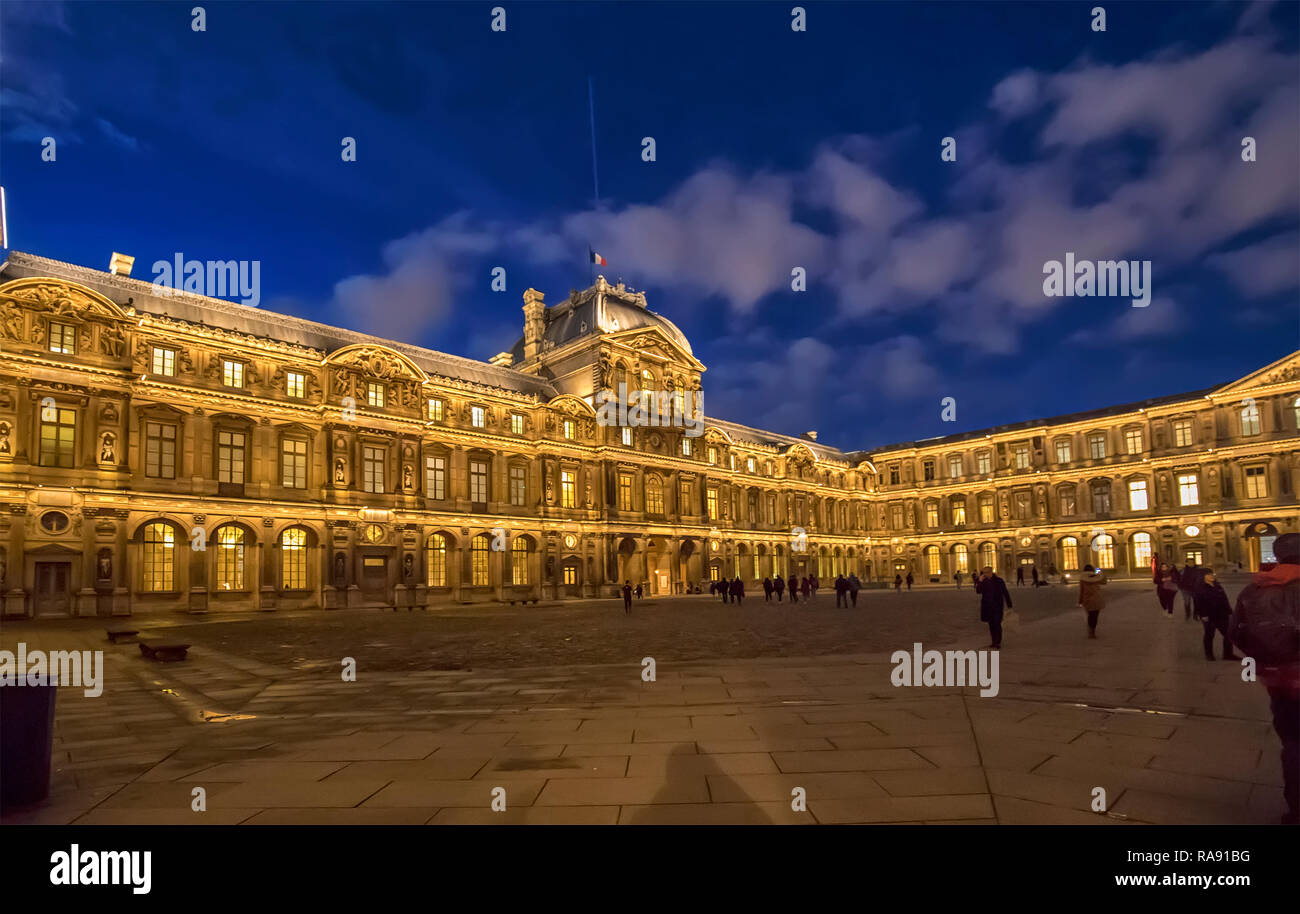 Paris, France - 21 Décembre, 2018 : Musée du Louvre cour intérieure illuminée la nuit Banque D'Images