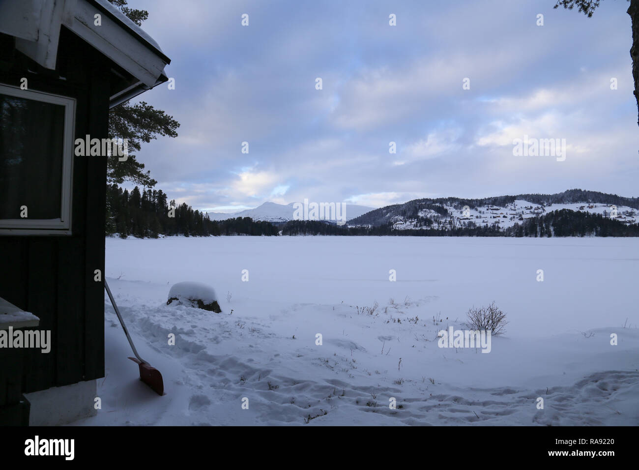 Cabine norvégienne par un lac en hiver Banque D'Images