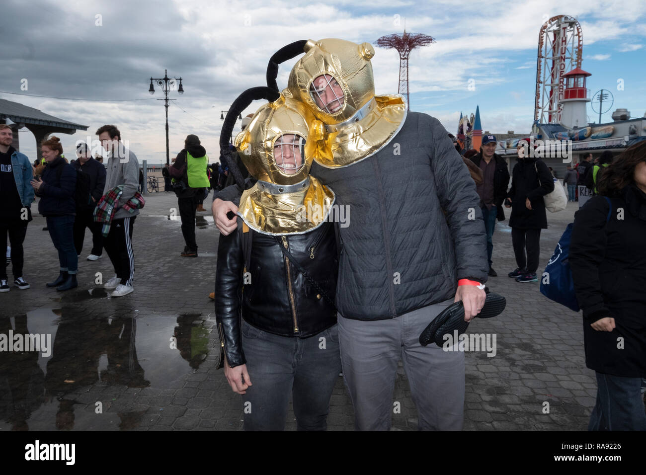 Un couple à l'ancienne portant des casques de plongée posent pour une photo avant l'Assemblée Polar Bear Club New Years Day nager dans Coney Island, Brooklyn, New York. Banque D'Images