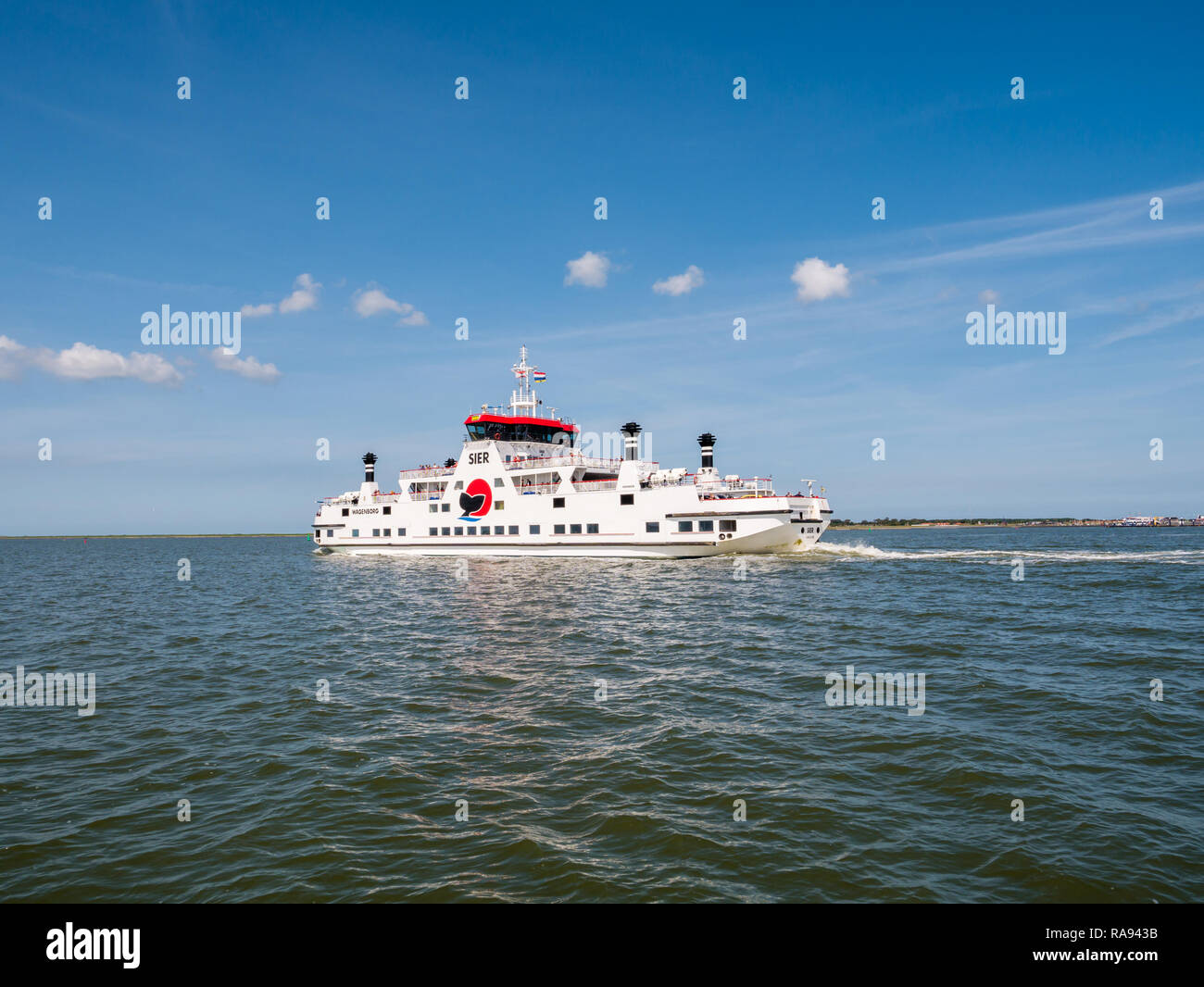 Location de bateau à passagers naviguant sur la mer des Wadden de Ouest île Ameland à Holwerd en Frise, Pays-Bas Banque D'Images