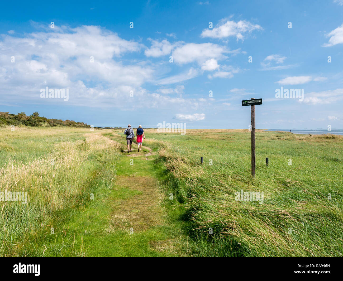 Les gens qui marchent sur sentier et pas d'accès connectez-vous à la réserve naturelle Het Oerd côtes ouest de la mer des Wadden île frisonne, Frise, Pays-Bas Banque D'Images