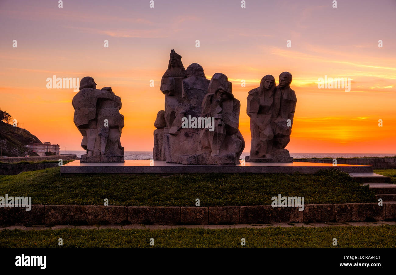 Baiona, Espanha - Mai 03, 2018 : le coucher du soleil près du Monument rencontre de deux mondes, Pontevedra, Espagne Banque D'Images