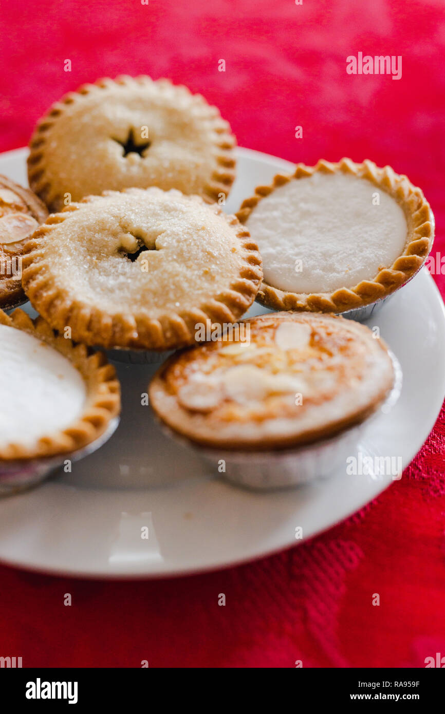 Petits pâtés sur la table de Noël avec avec tissu rouge tourné à faible profondeur de champ Banque D'Images