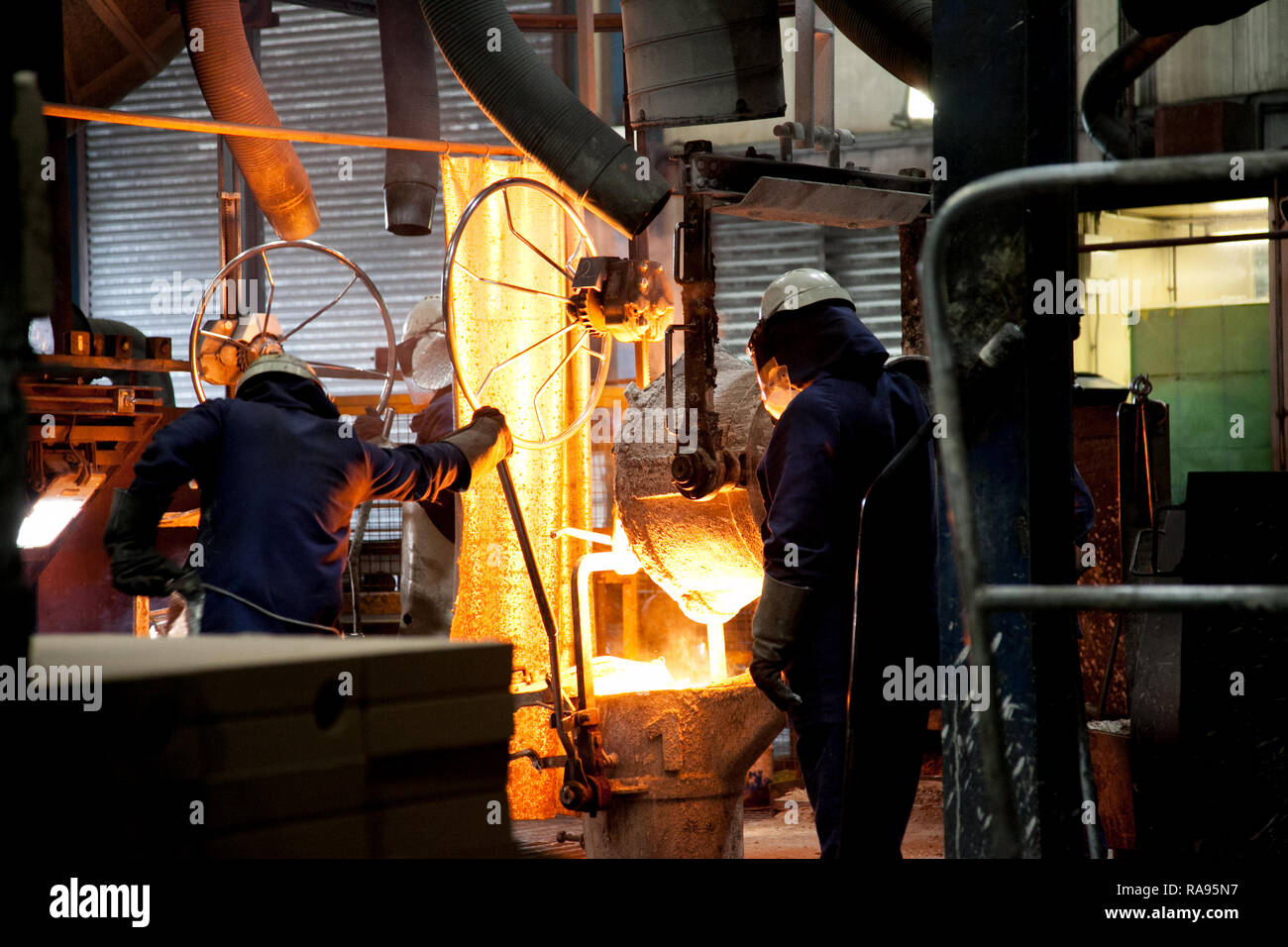 La coulée de l'acier en fusion de creuset au cours de la fabrication de l'acier Banque D'Images