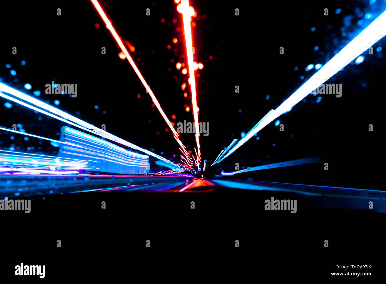 Arrière-plan flou avec des voitures tout en légèreté sur une courbe de l'autoroute la nuit. Le trafic de nuit des sentiers. Motion Blur. Route de la ville de nuit avec des phares de trafic moti Banque D'Images