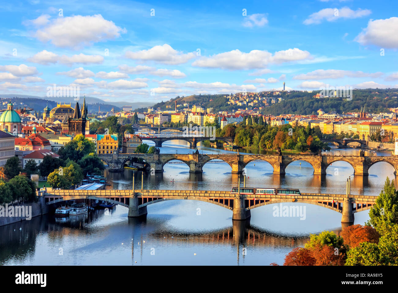 Le pont Charles de Prague et d'autres ponts au-dessus de la rivière Vltava, b Banque D'Images