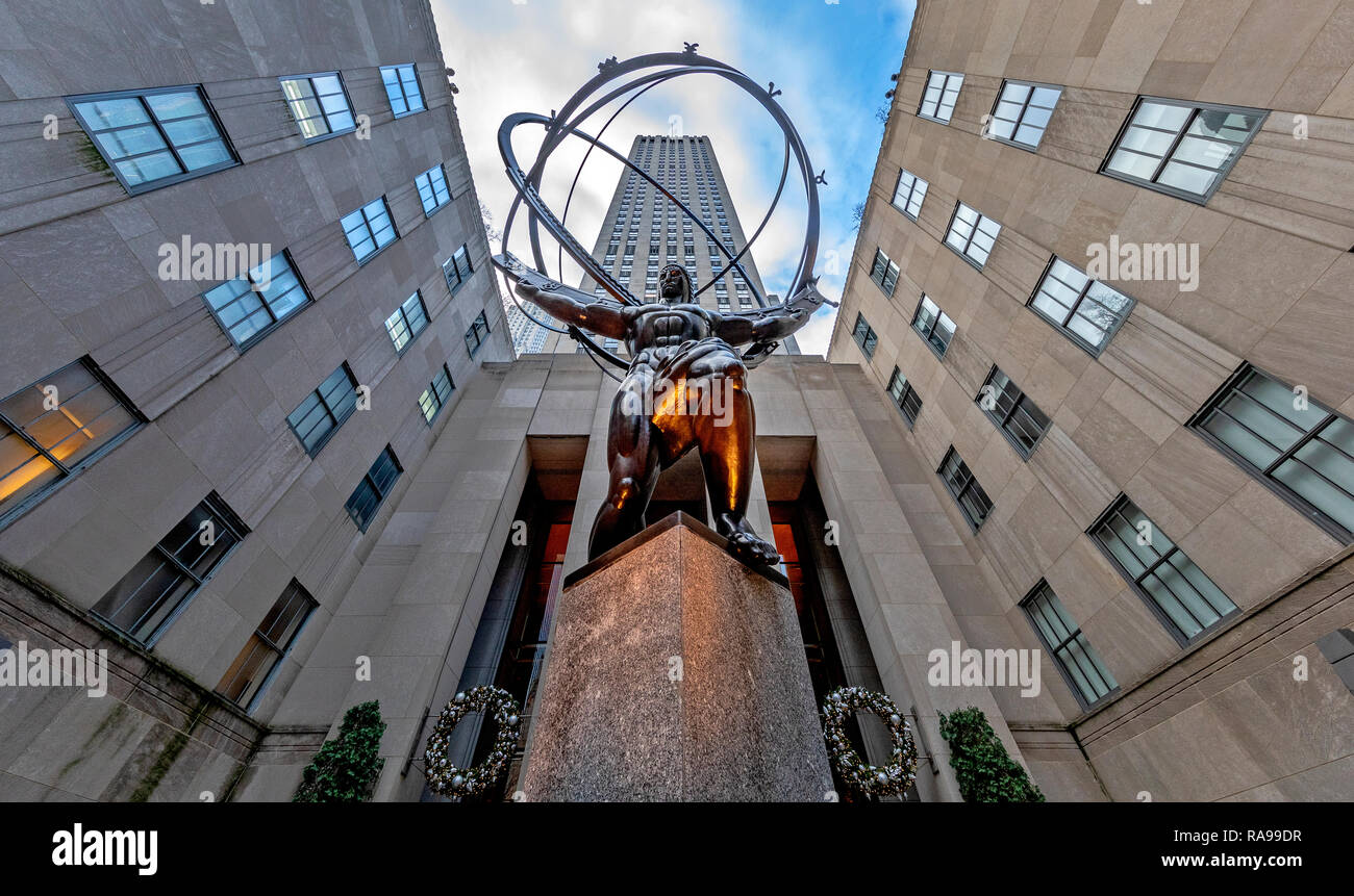 Une vue de la statue d'Atlas à Rockefeller Center, New York City, New York. Banque D'Images