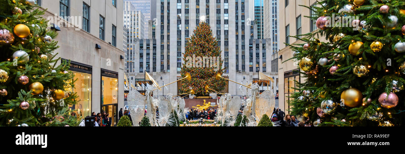 L'arbre de Noël du Rockefeller Center entouré par les anges, les touristes, les visiteurs et les bâtiments. Banque D'Images