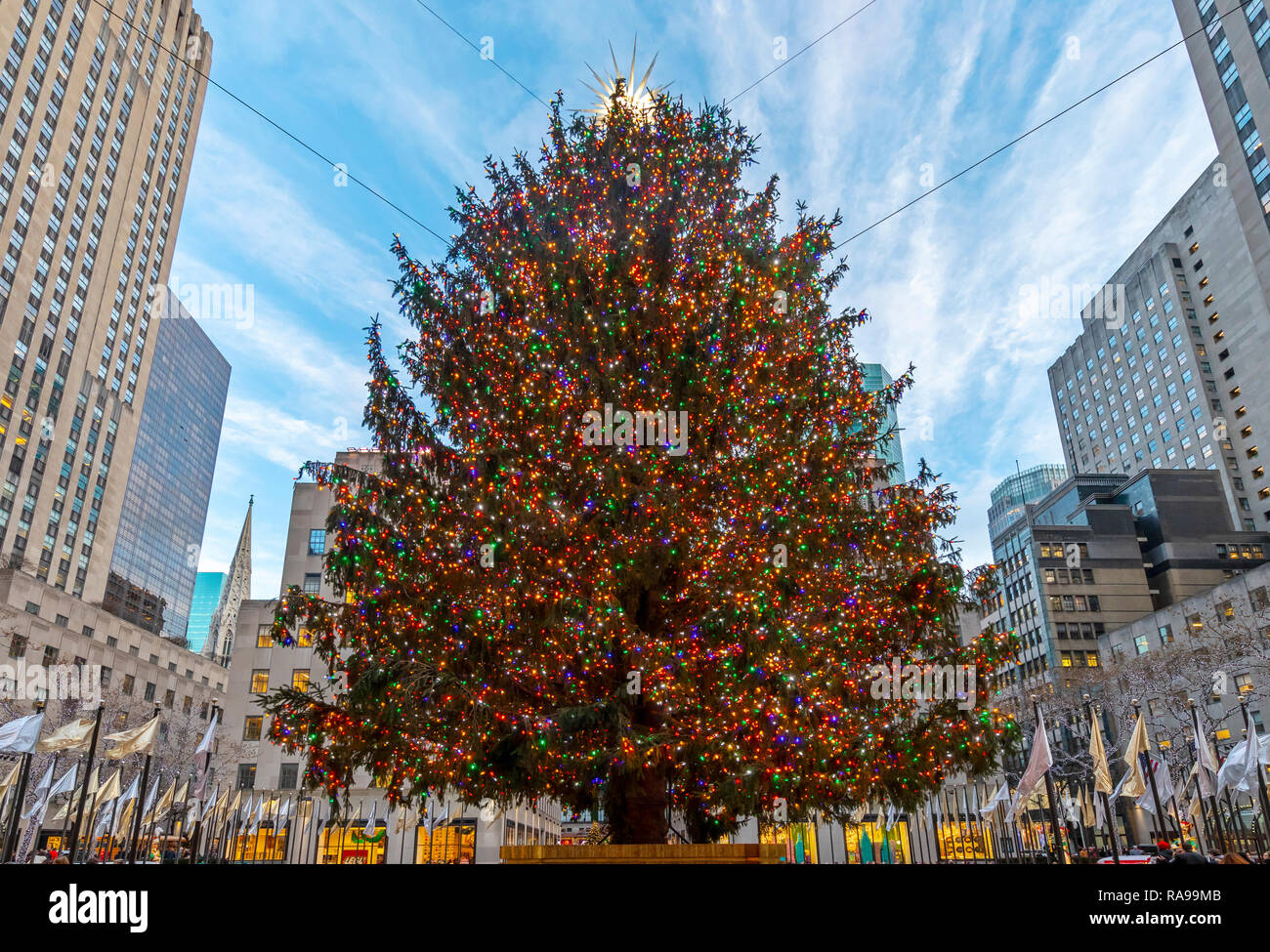 L'arbre de Noël du Rockefeller Center entouré par les anges, les touristes, les visiteurs et les bâtiments. Banque D'Images
