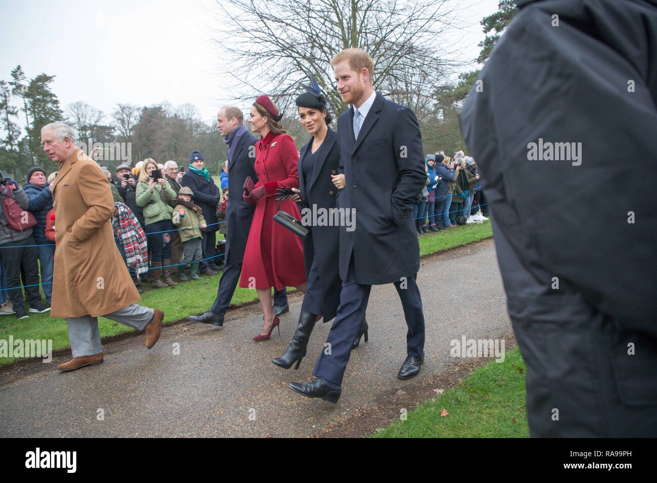 Photo datée du 25 décembre montre le duc de Cambridge, la duchesse de Cambridge, la duchesse de Kent et le duc de Sussex arrivant à assister à la journée de Noël matin service religieux à l'église St Mary Magdalene à Sandringham, Norfolk. Banque D'Images